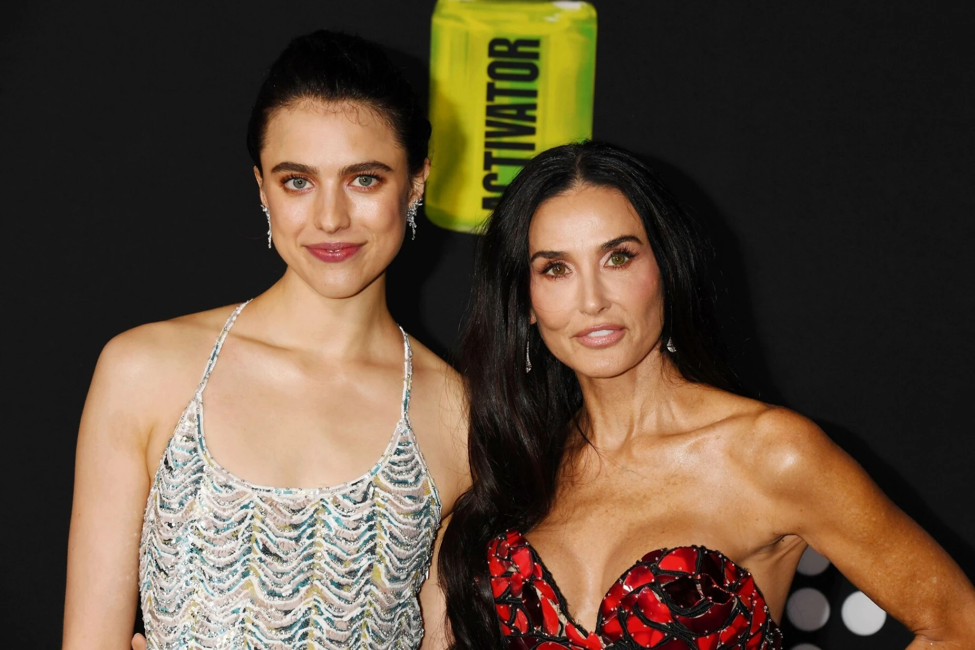 Margaret Qualley i Demi Moore 