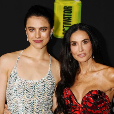 Margaret Qualley i Demi Moore 