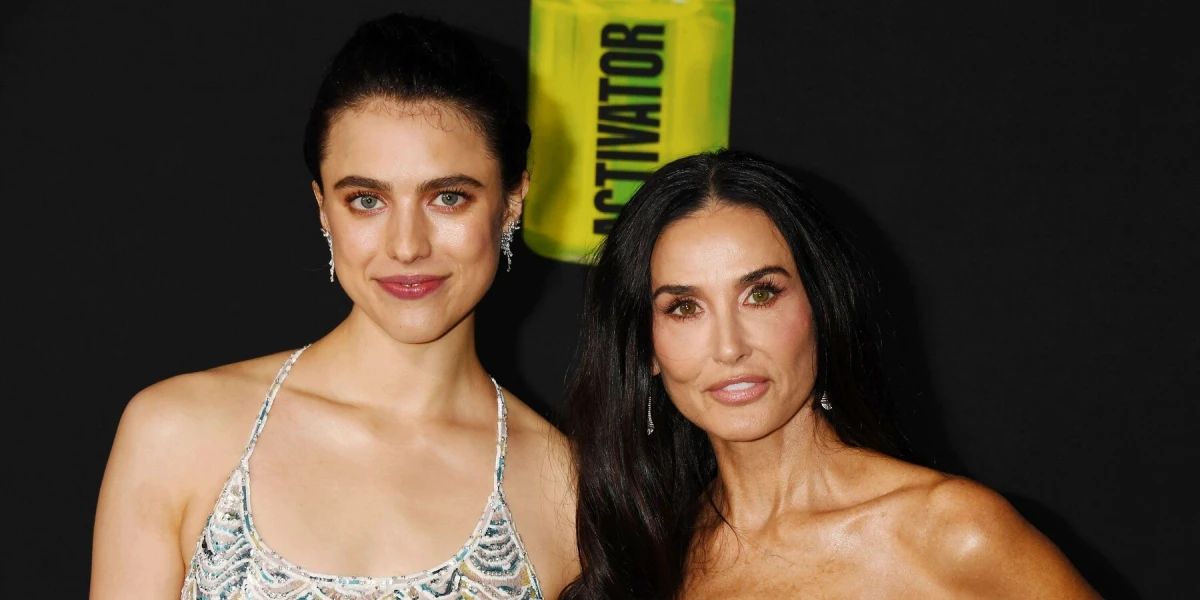 Margaret Qualley i Demi Moore 