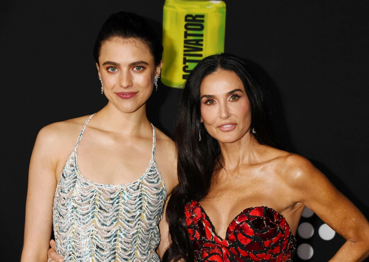 Margaret Qualley i Demi Moore 