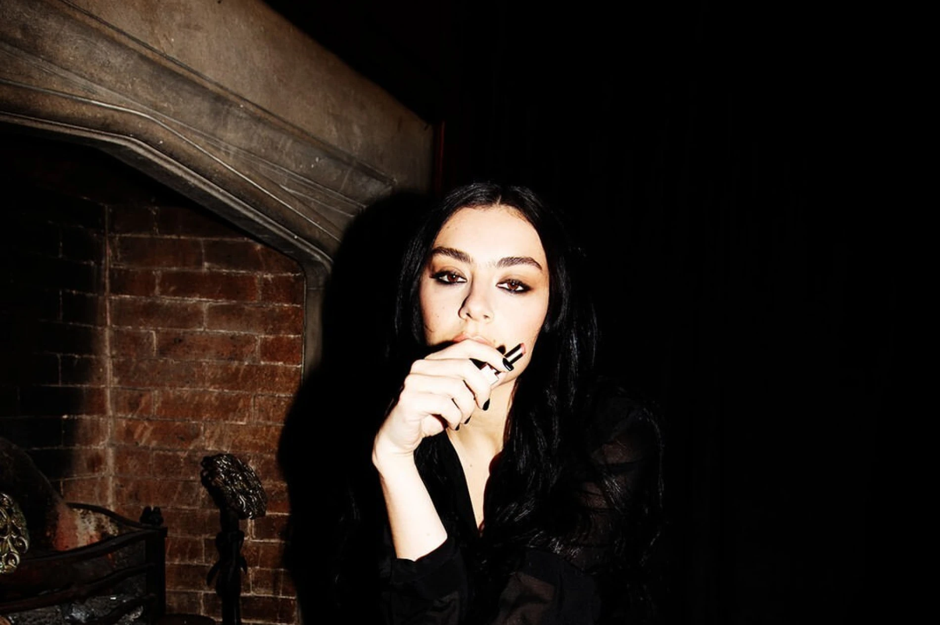 Charli XCX za Valentino Beauty 