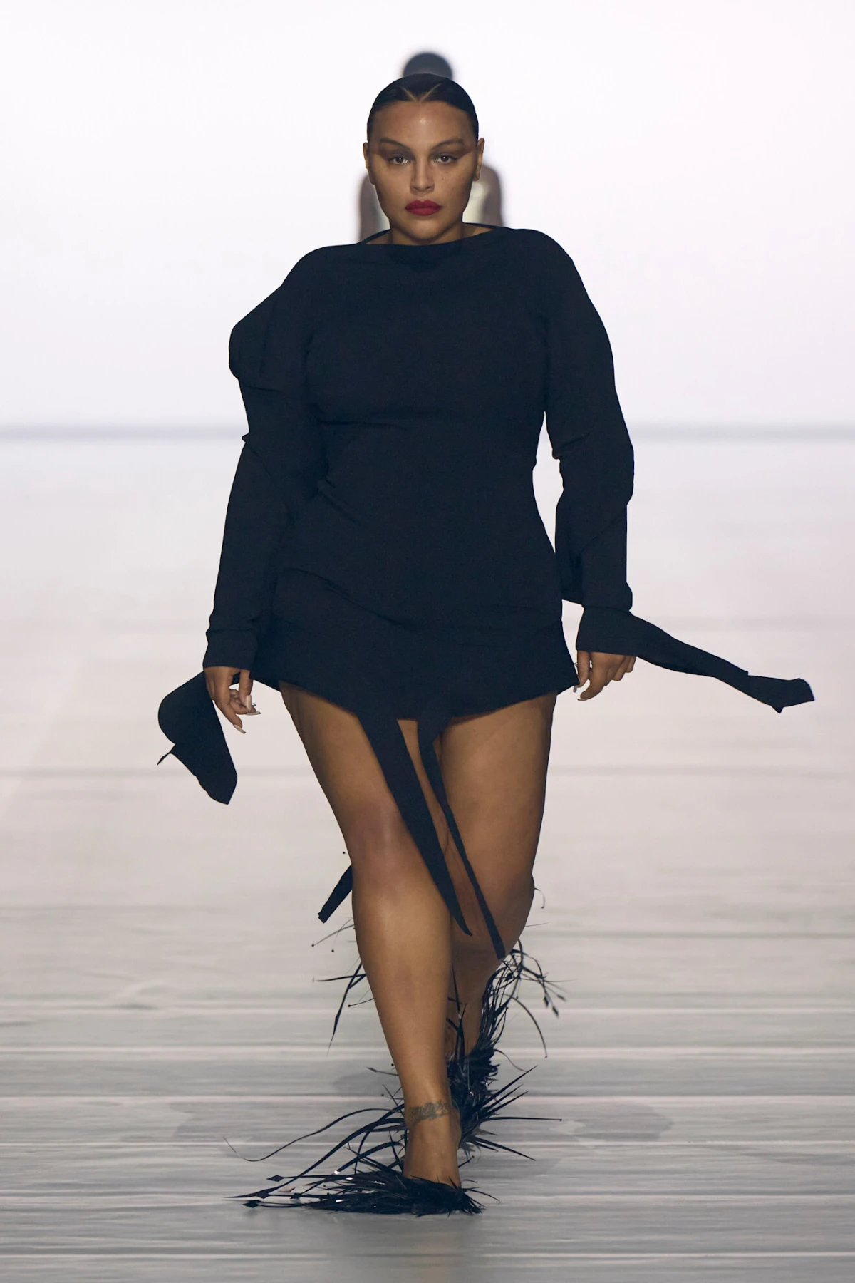 paloma elsesser na mugler reviji