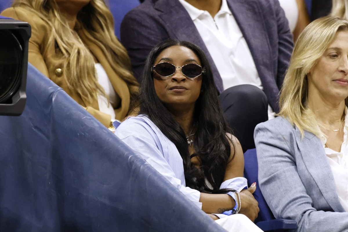 US gymnast Simone Biles (L) watches Poland's Iga Swiatek and USA's Jessica Pegula during their women's quarterfinals match on day ten of the US Open tennis tournament at the USTA Billie Jean King National Tennis Center in New York City, on September 4, 2024.,Image: 904865771, License: Rights-managed, Restrictions:, Model Release: no, Credit line: Kena Betancur/AFP/Profimedia