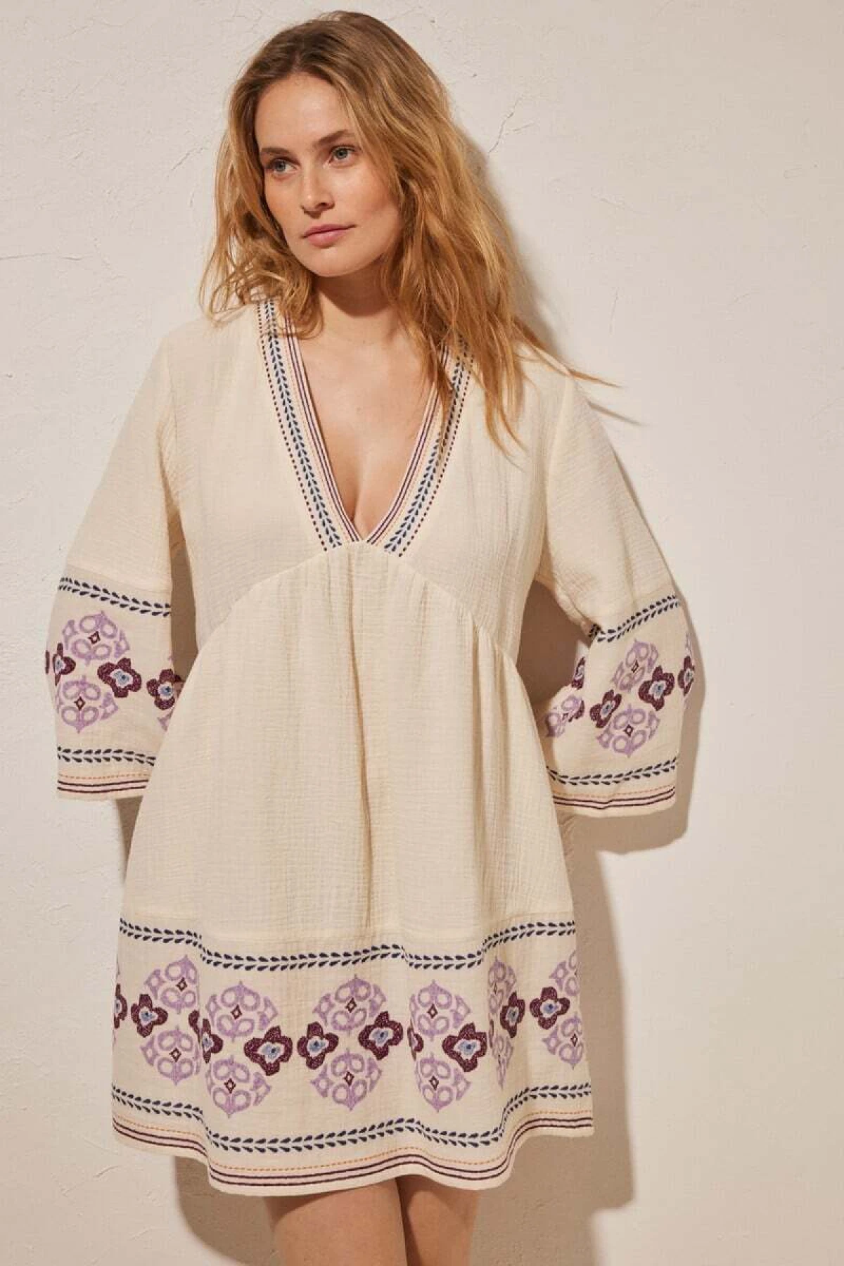 Kratka haljina od 100 % pamuka s izvezenim motivima 25,99 €