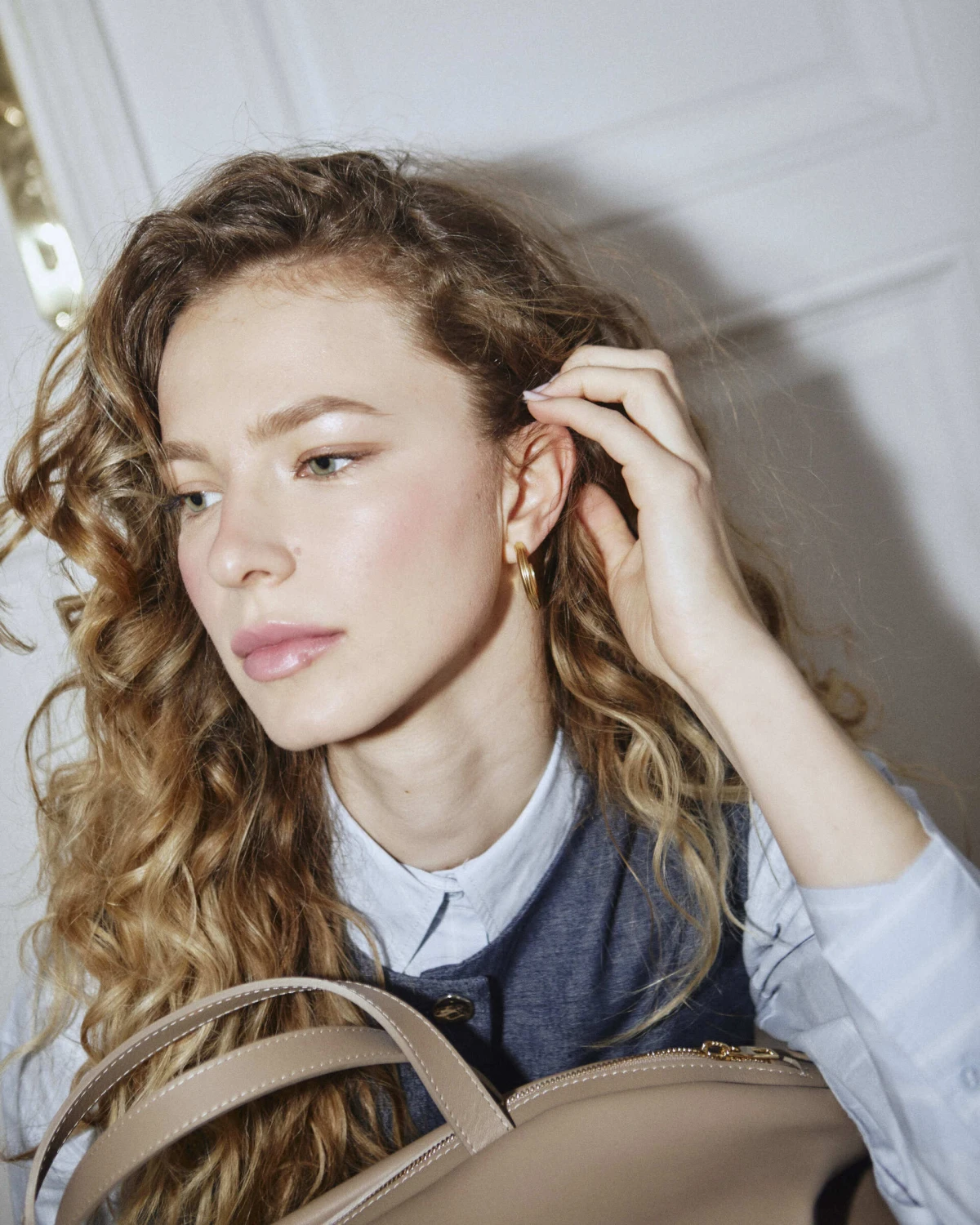 Nausnice De'llure 43,46€. prsluk Zara 29,95€. Košulja H&M 17,99€. 