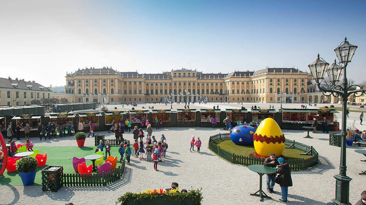 OSTERMARKT SCHLOSS SCHOENBRUNN/FOTOFALLY 