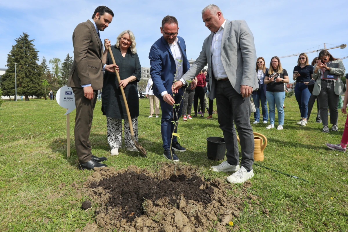 08.04.2024.,Velika Gorica, OS Nikole Hribara, konferencija za novinare u povodu sadnje prvog JYSKovog javnog urbanog vocnjaka u Hrvatskoj. Sadnji prvih vocaka nazocili su ravnatelj skole, Stjepan Maravic, gradonacelnik VG Kresimir Ackar, Vesna Kukic Loncaric, direktorica JISK Hrvatska, i izaslanaik Veleposlanika Krajevine Danske u Hrvatskoj, glavni tajnik Veleposlanstva Milan Kristoffer Jha. Photo: Robert Anic/PIXSELL