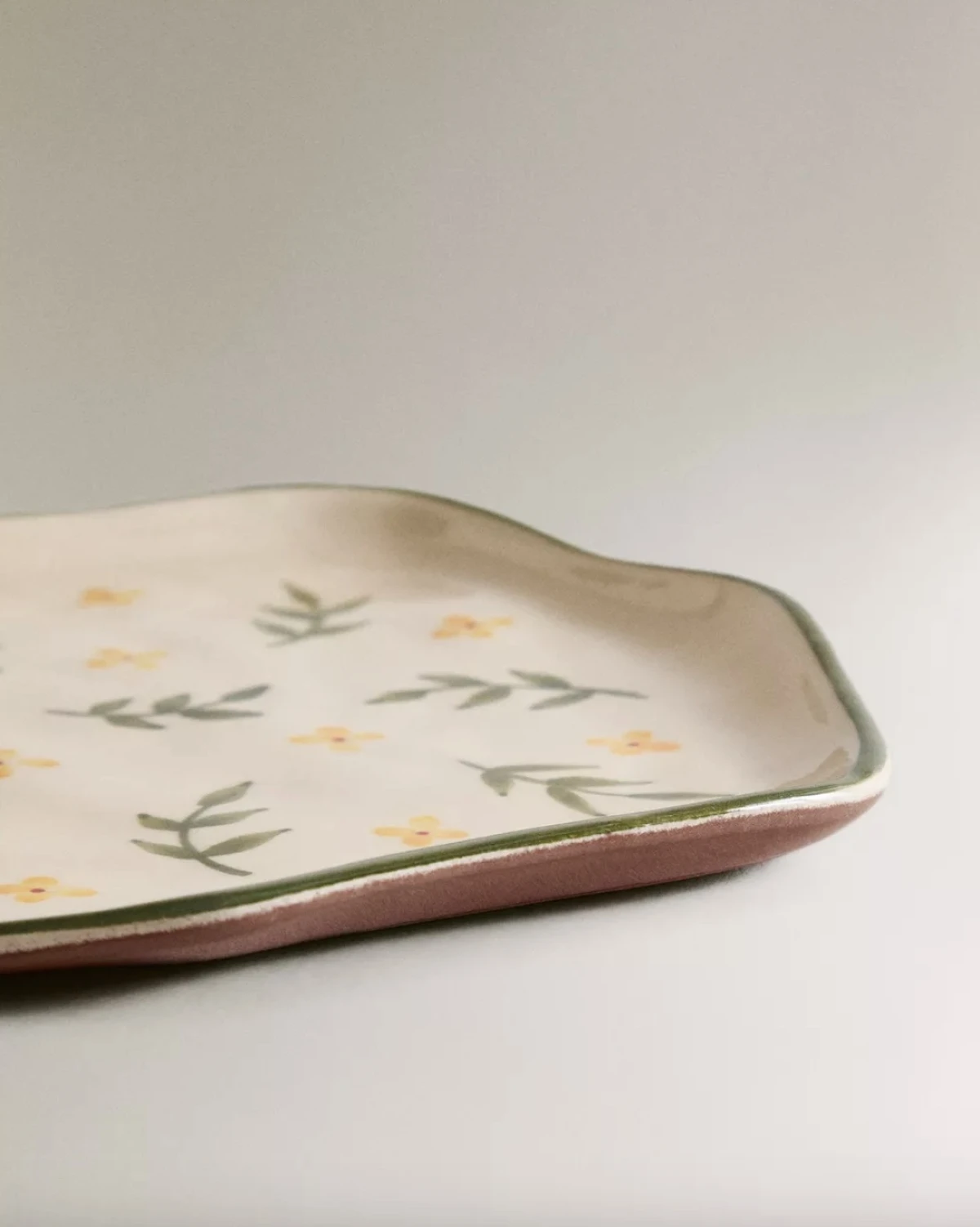 ZARA HOME DESERTNI TANJUR S CVJETIĆIMA 10,99 € 