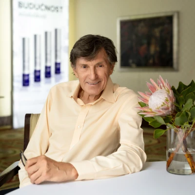Dr Des Fernandes 
