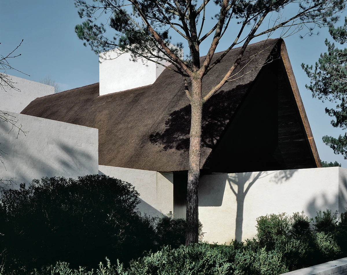 VO Residence, Knokke, Belgija, 2017. Različite završne obrade interijera donose varijaciju unutar sličnog dizajnerskog pristupa atmosfere/Helene Binet