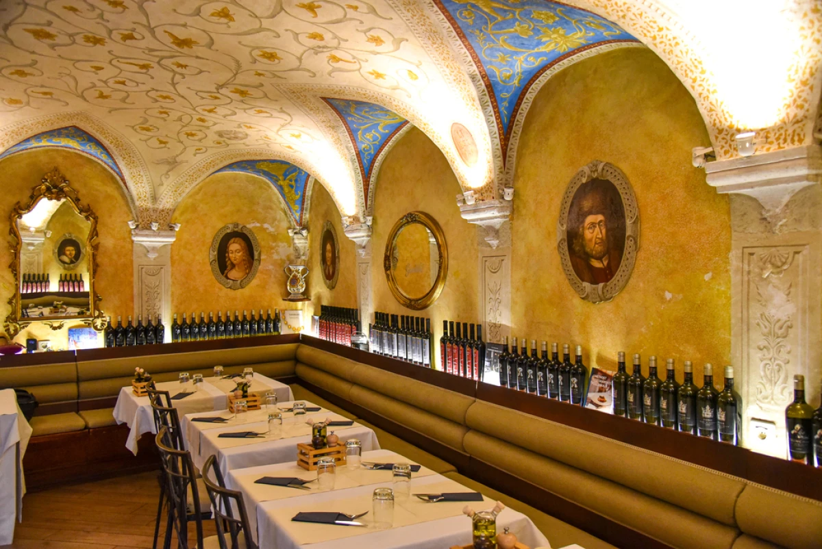 Renaissance art restaurant