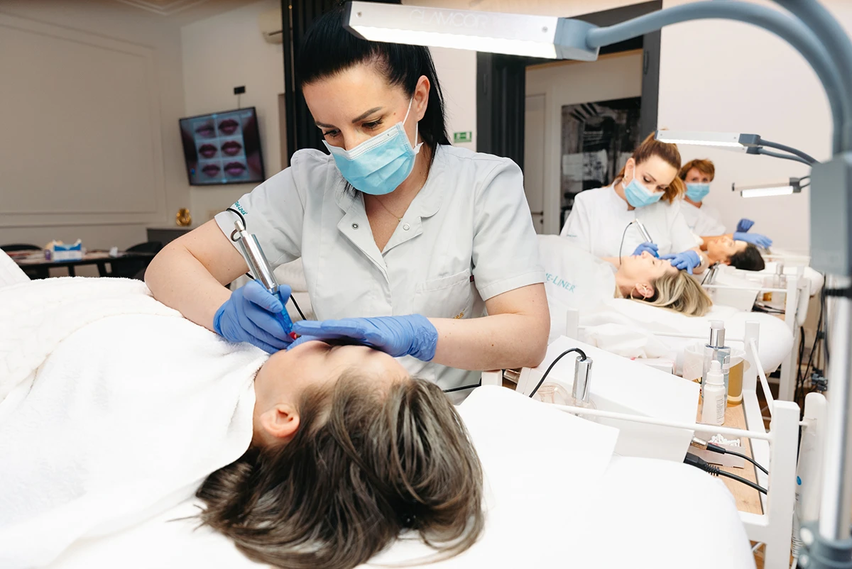 S Lorenom Rušin smo razgovarali o svim tajnama i benefitima trajne šminke