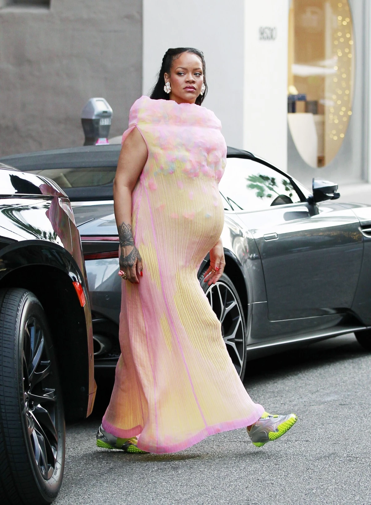 Rihanna u plisiranoj Issey Miyake haljini slavi trudnički stil