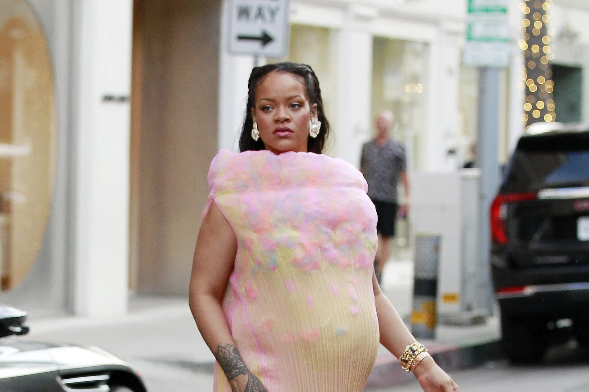 Rihanna u plisiranoj Issey Miyake haljini slavi trudnički stil