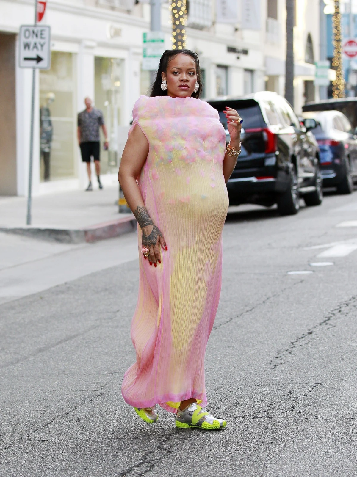 Rihanna u plisiranoj Issey Miyake haljini slavi trudnički stil