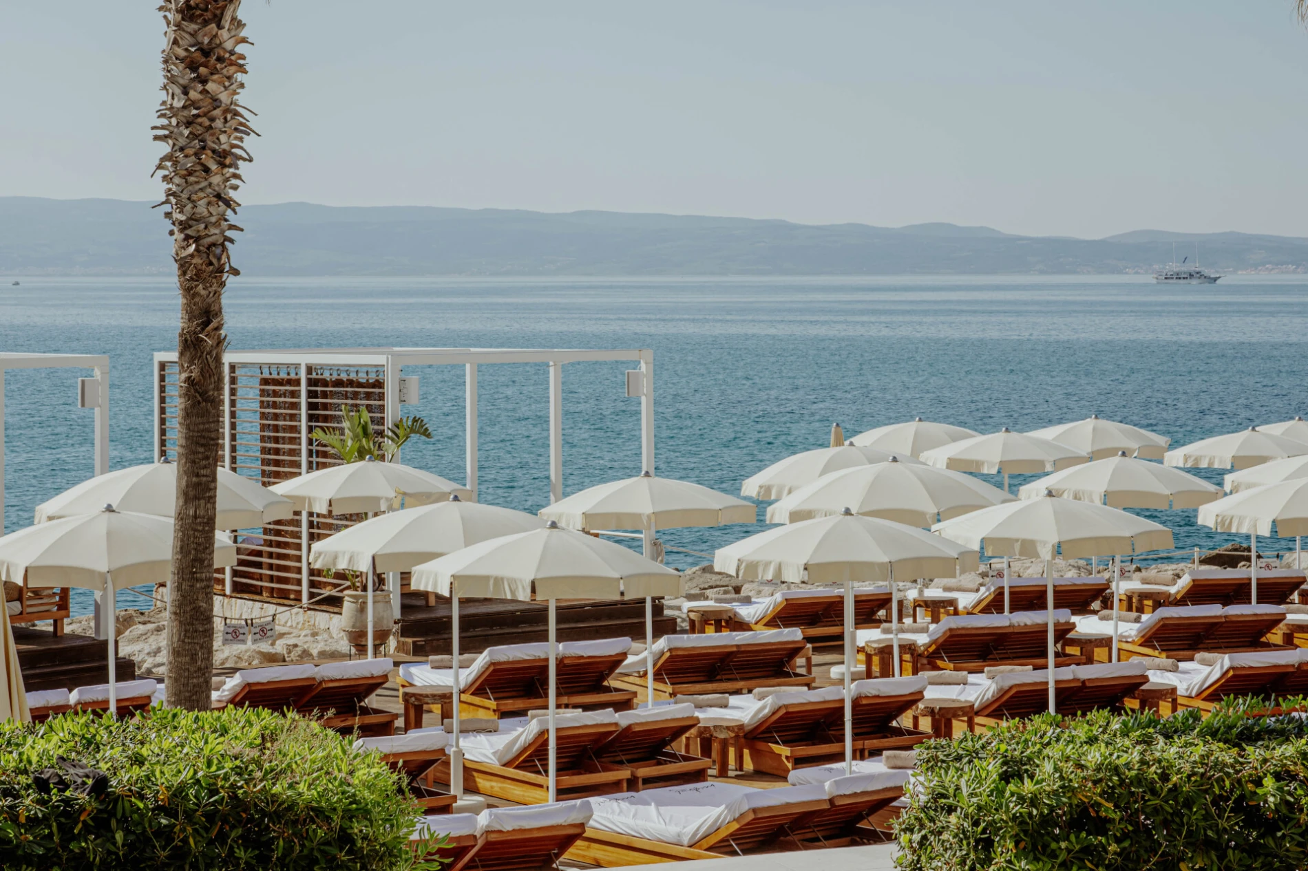 Doživite jadransku eleganciju u Mistral Beach Clubu – najpoželjnijem ljetnom mjestu u Splitu