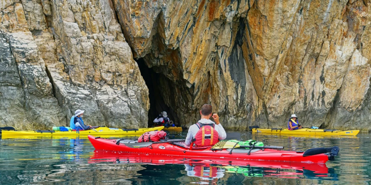 Kajakaška avantura na Rabu: Od skrivenih uvala do skoka u Medovu Bužu