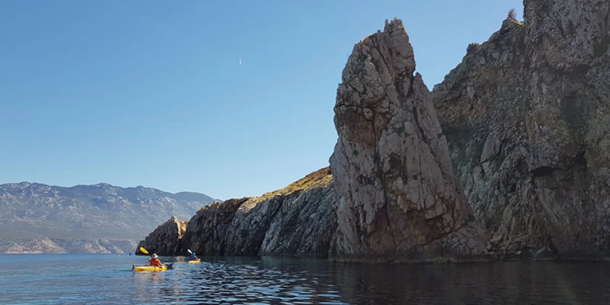 Kajakaška avantura na Rabu: Od skrivenih uvala do skoka u Medovu Bužu