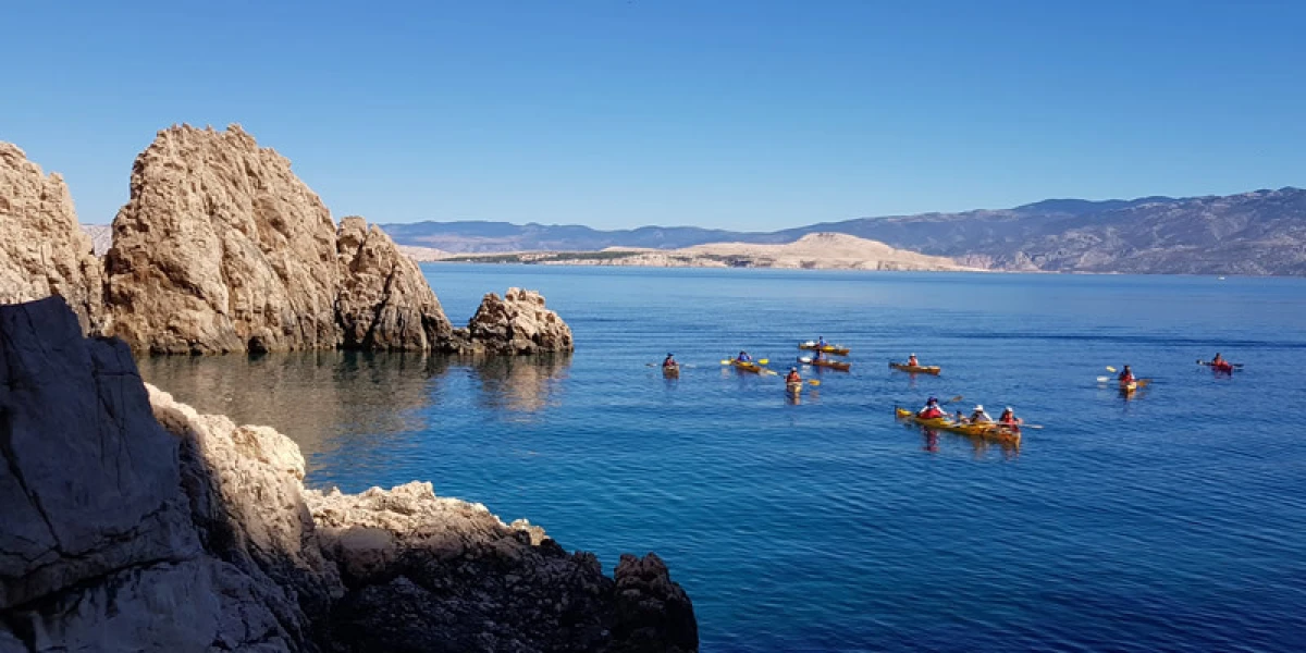 Kajakaška avantura na Rabu: Od skrivenih uvala do skoka u Medovu Bužu