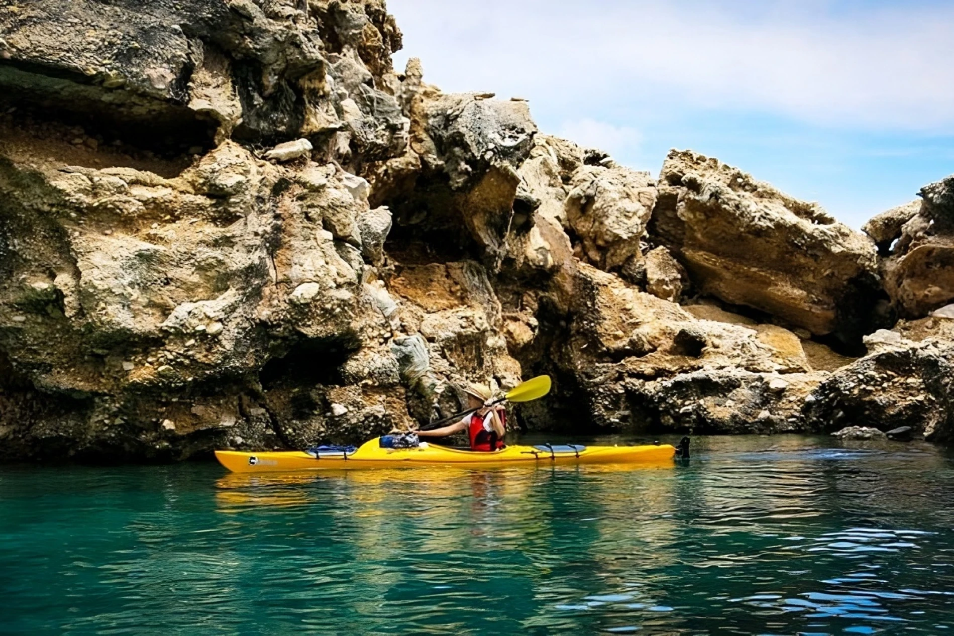 Kajakaška avantura na Rabu: Od skrivenih uvala do skoka u Medovu Bužu