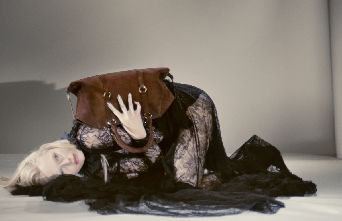 Oduševila nas je nova Alexander McQueen kampanja s Alex Consani