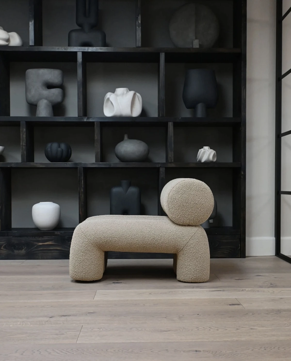 Zbog ove dizajnerske fotelje prizivamo jesen i kišne večeri uz dobru knjigu