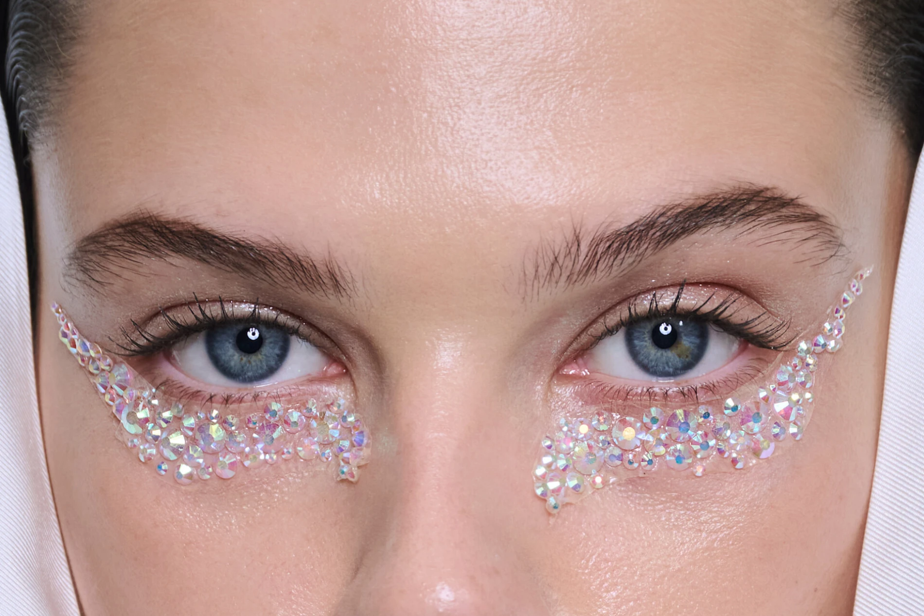 Nježna rutina za odmoran pogled: Kako ispravno koristiti okoloočne proizvode?