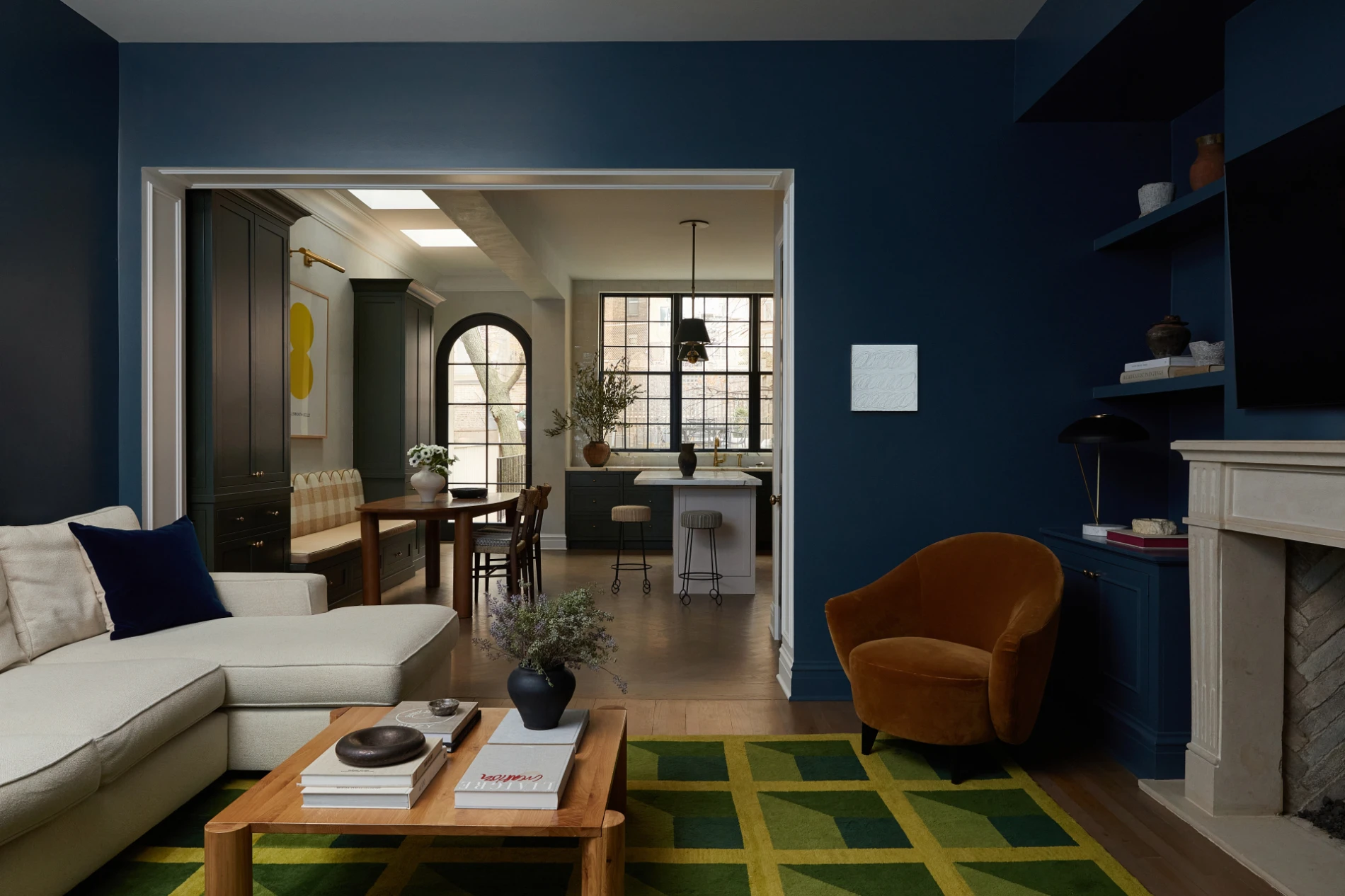 Ova obnovljena kuhinja u kući u centru Chicaga podsjetila nas je zašto volimo tamne boje u interijerima