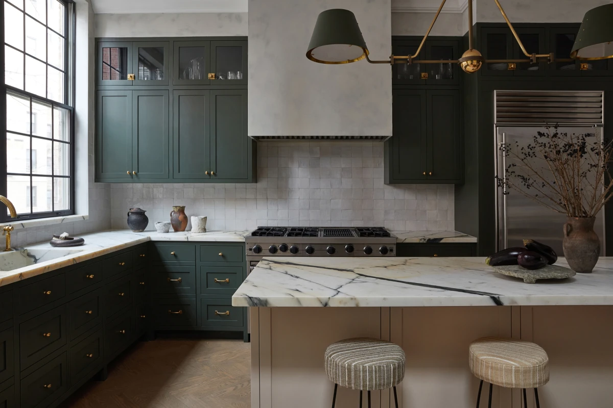 Ova obnovljena kuhinja u kući u centru Chicaga podsjetila nas je zašto volimo tamne boje u interijerima