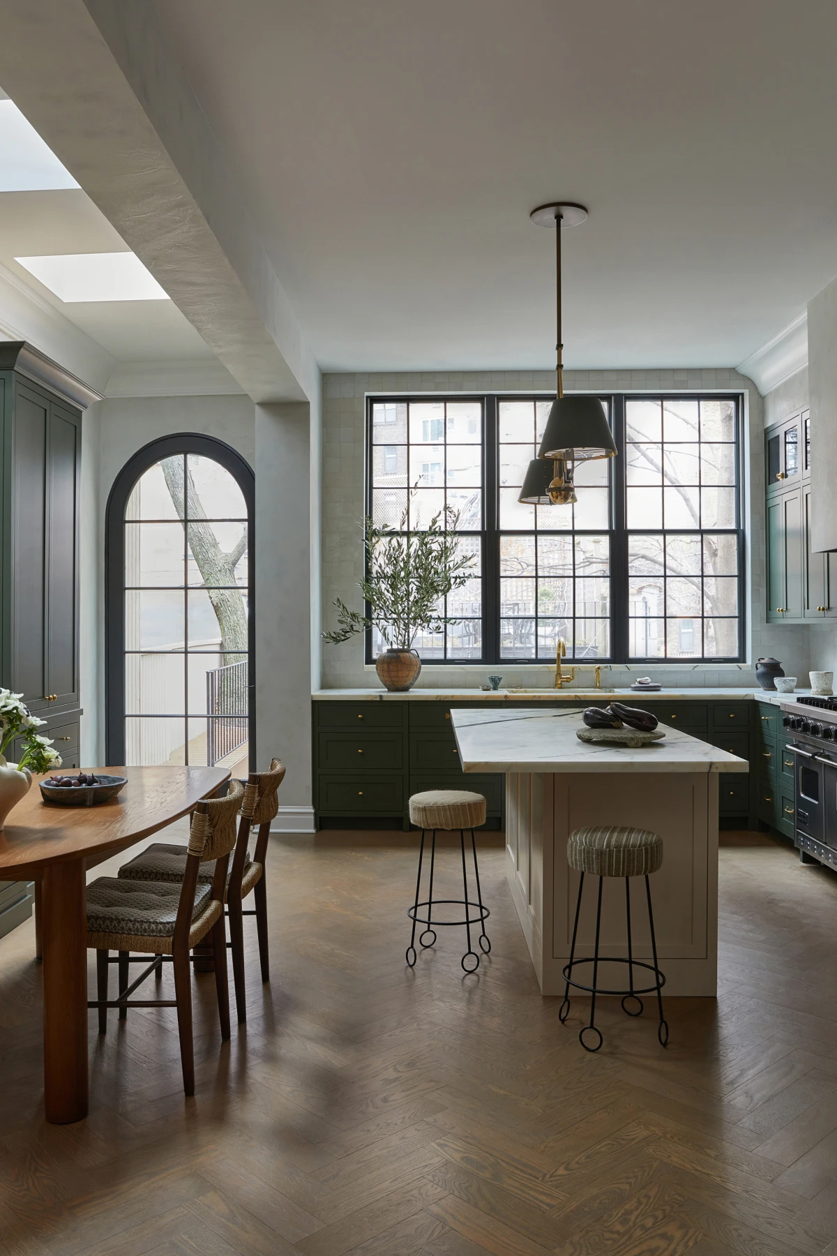 Ova obnovljena kuhinja u kući u centru Chicaga podsjetila nas je zašto volimo tamne boje u interijerima