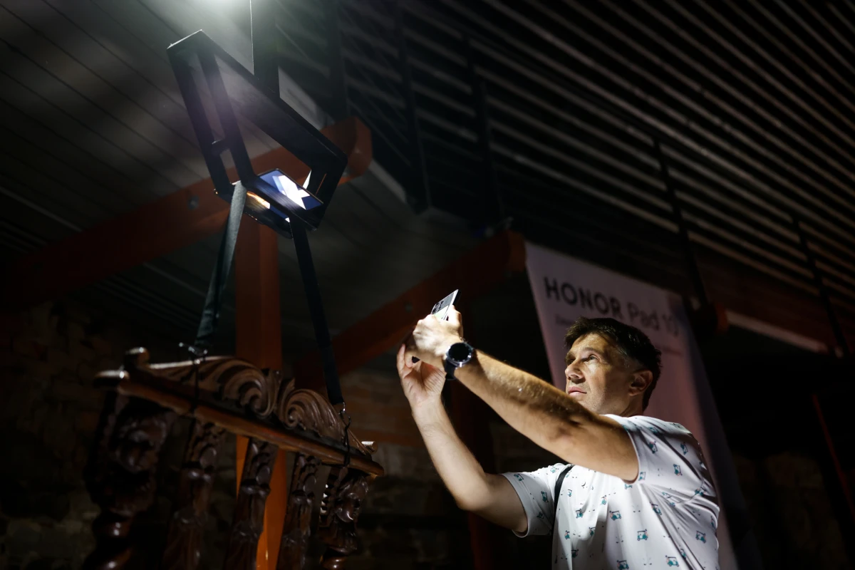 HONOR Magic V5: U Ljubljanskom dvorcu premijerno predstavljen najtanji preklopni pametni telefon do sada