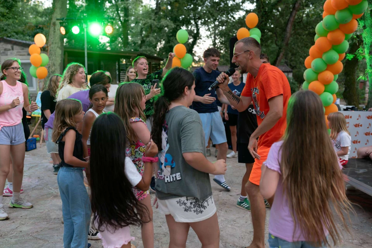 Projekt Narančasta ribica odveo sedamdesetoro djece iz jednoroditeljskih obitelji na ljetovanje