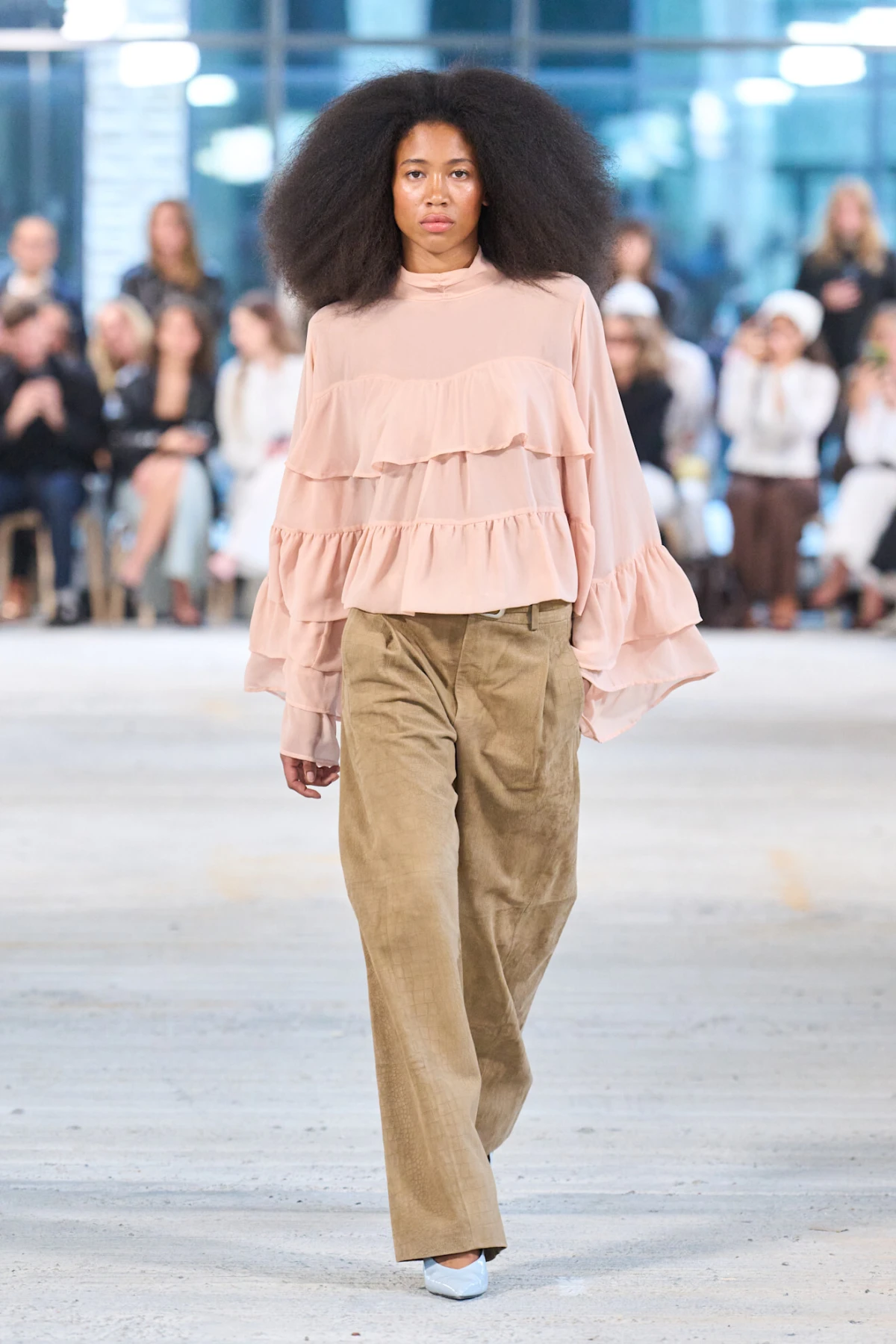 Ove jeseni nosimo traperice u boji: Evo 5 ideja kako ih uklopiti u svakodnevne outfite