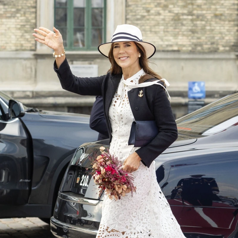 Na posljednjem javnom pojavljivanju kraljica Mary oduševila je elegantnim izdanjem i nautičkim detaljima