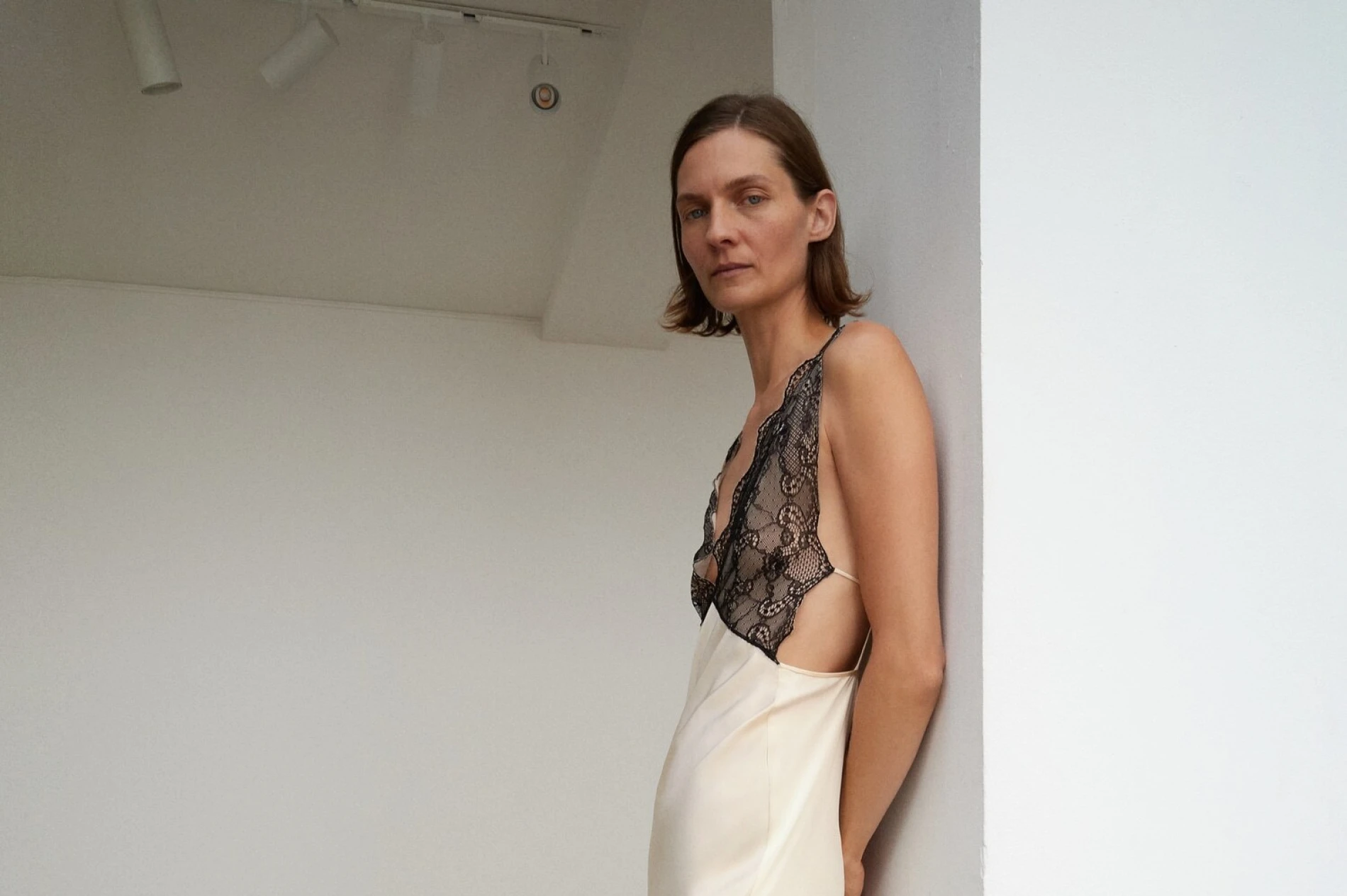 Pronašli smo satensku haljinu s čipkom idealnu za slojevito jesensko odijevanje