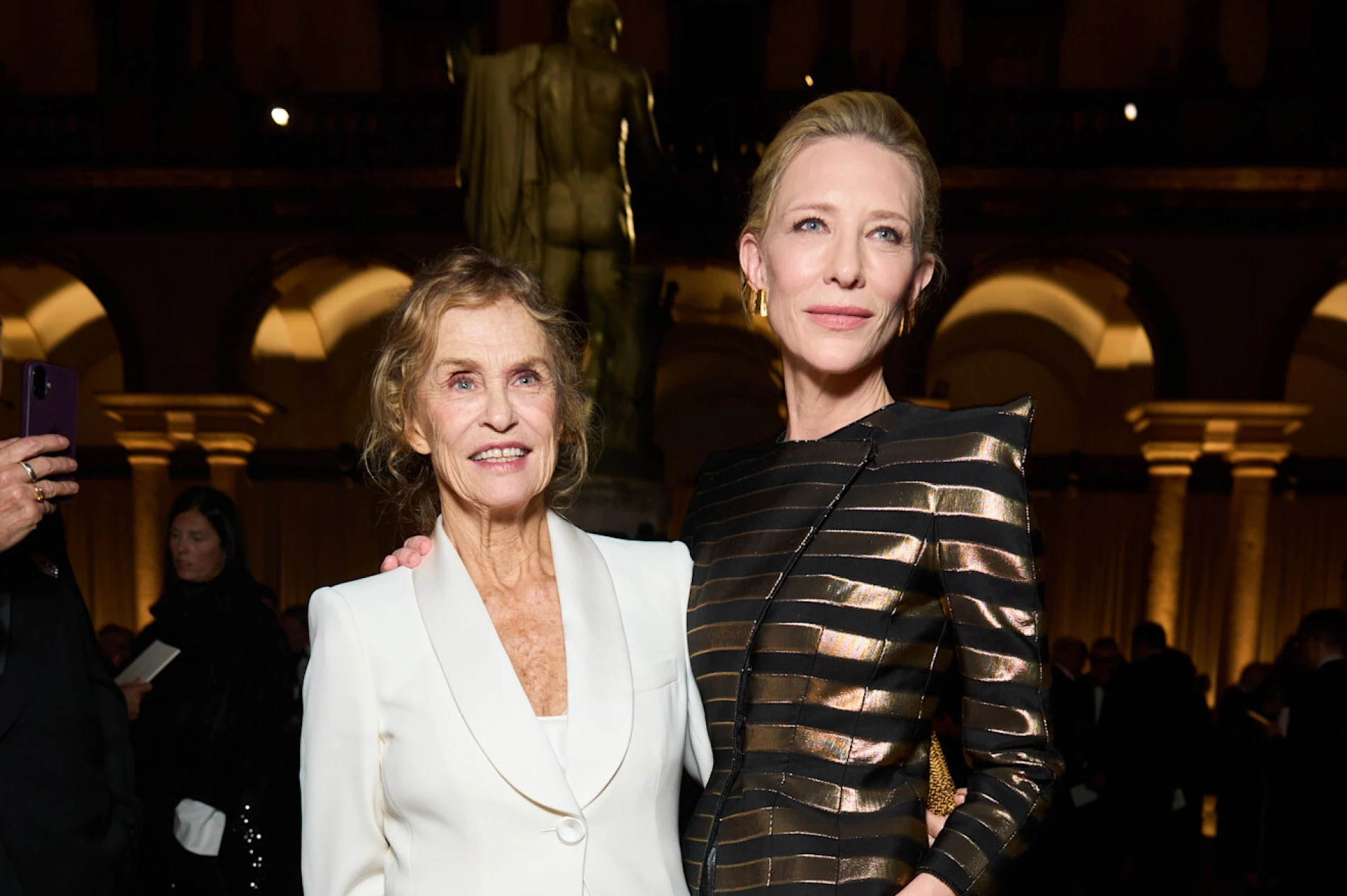 Look dana: Cate Blanchett zasjala u odvažnom sakou na emotivnoj Armani reviji u Milanu