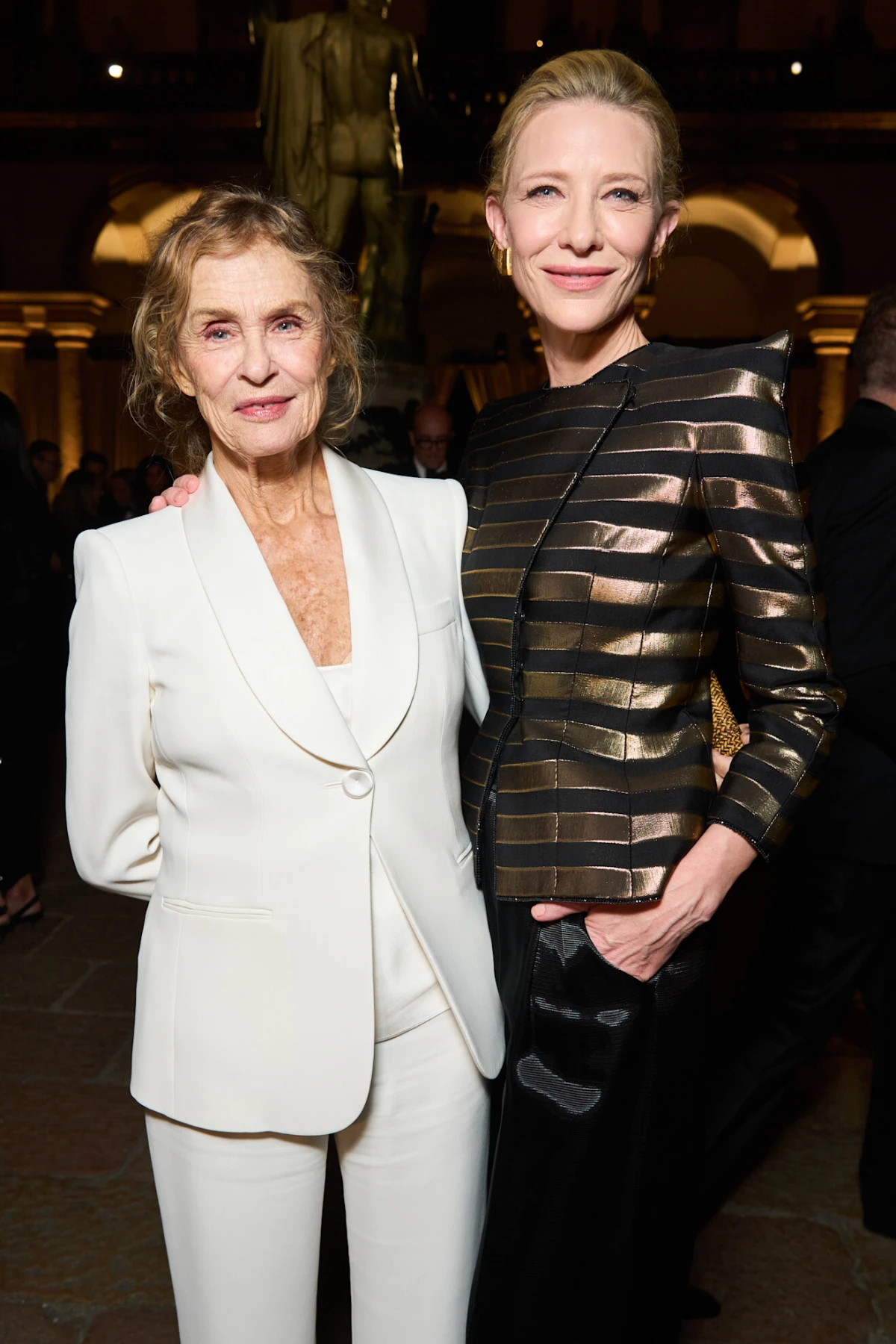 Look dana: Cate Blanchett zasjala u odvažnom sakou na emotivnoj Armani reviji u Milanu