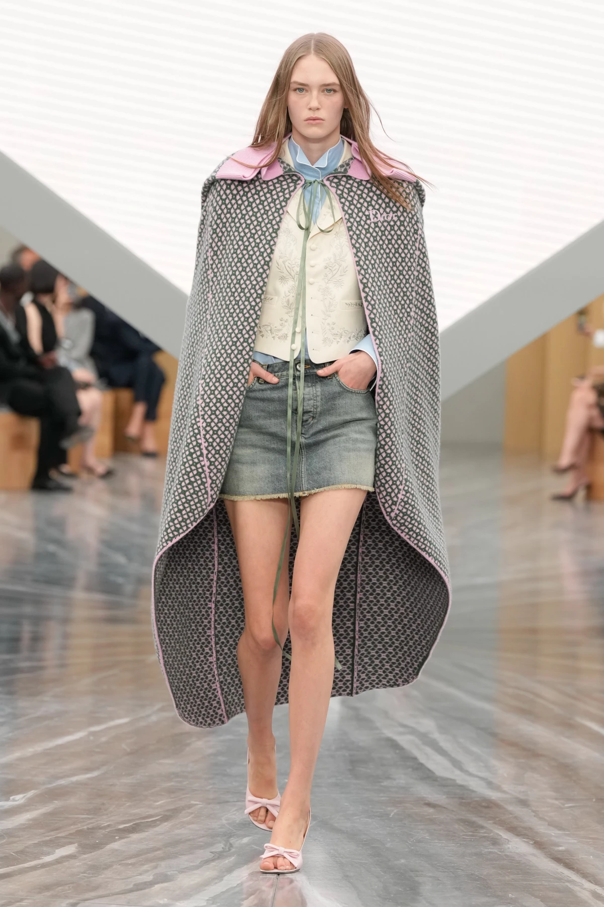 Pogledajte prvu žensku kolekciju Jonathana Andersona za Dior