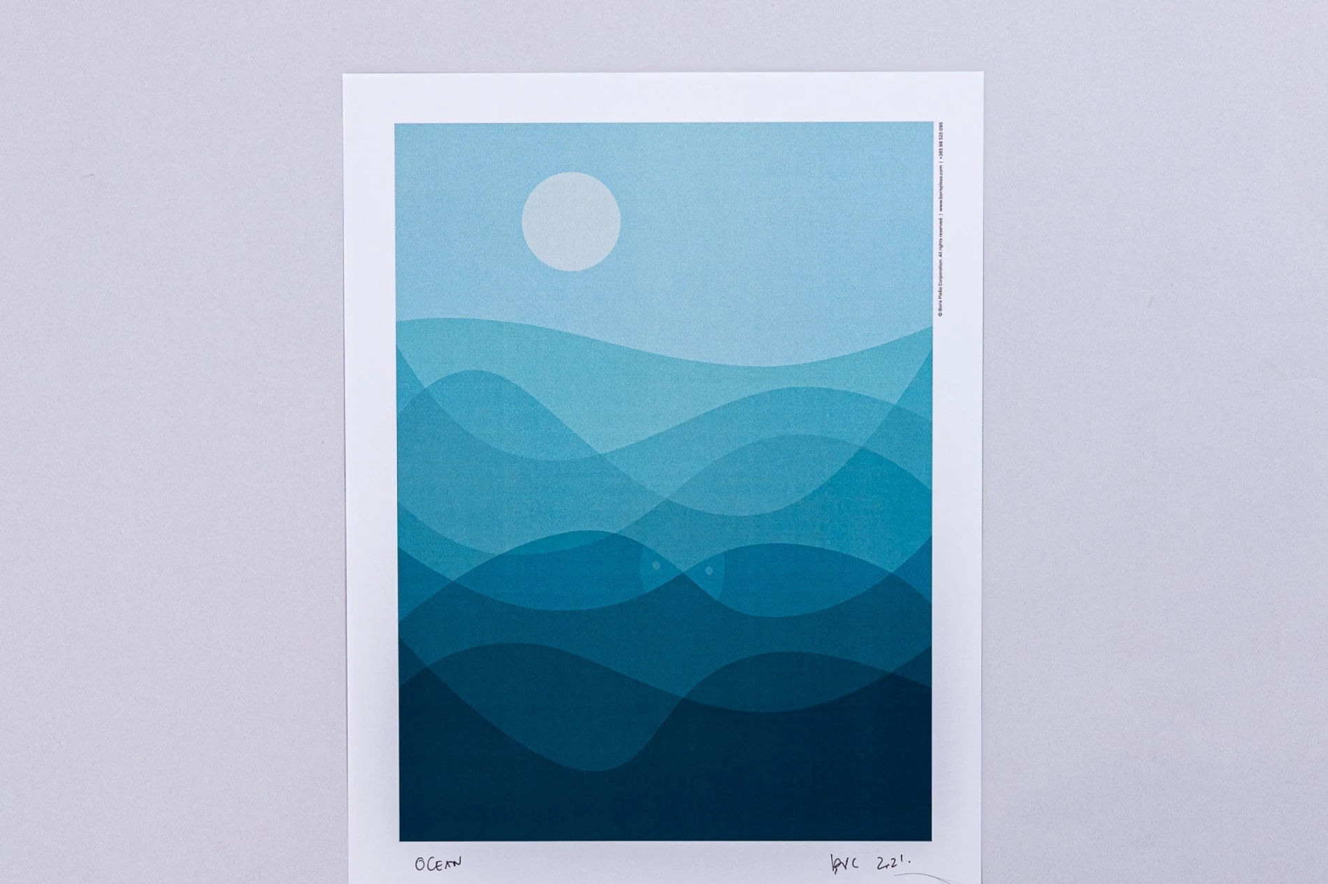 Ova izložba okuplja domaće umjetnike i dizajnere, a svi prihodi idu u dobrotvorne svrhe