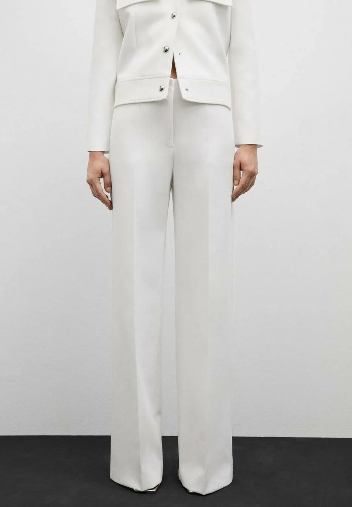 Kraljica Letizia oduševila nas je u bijelom odijelu, koje je ni manje ni više nego iz Manga