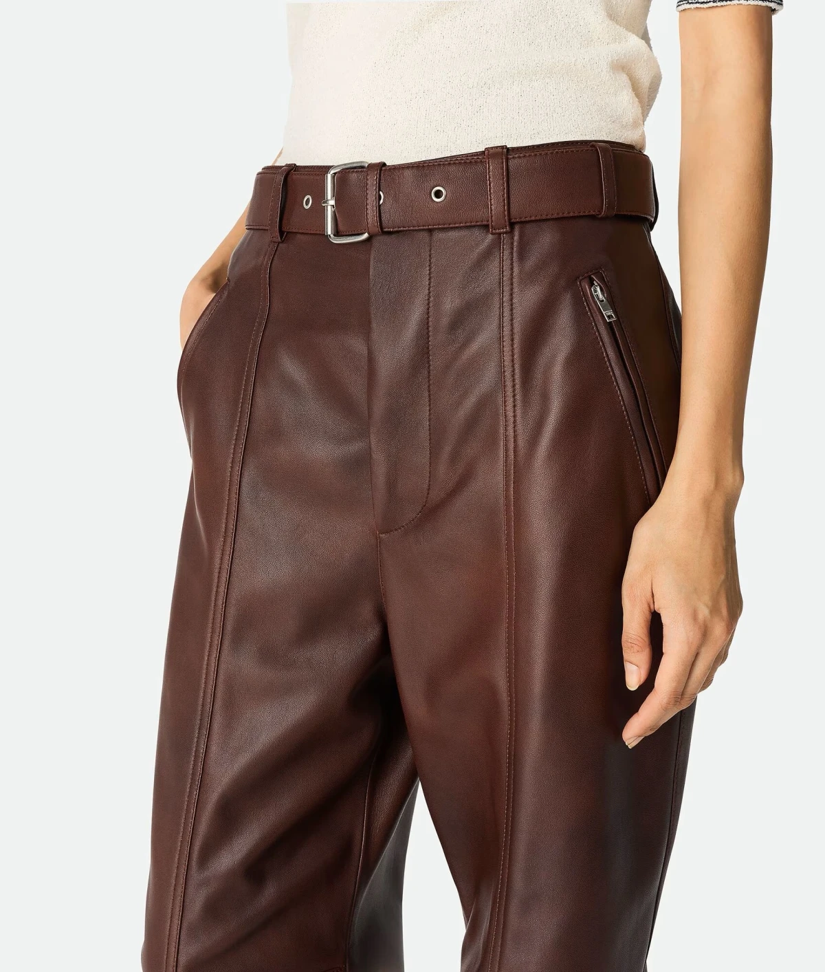 Zbog ovih Bottega Veneta kožnih hlača smo poželjeli smeđi model u svojoj kolekciji