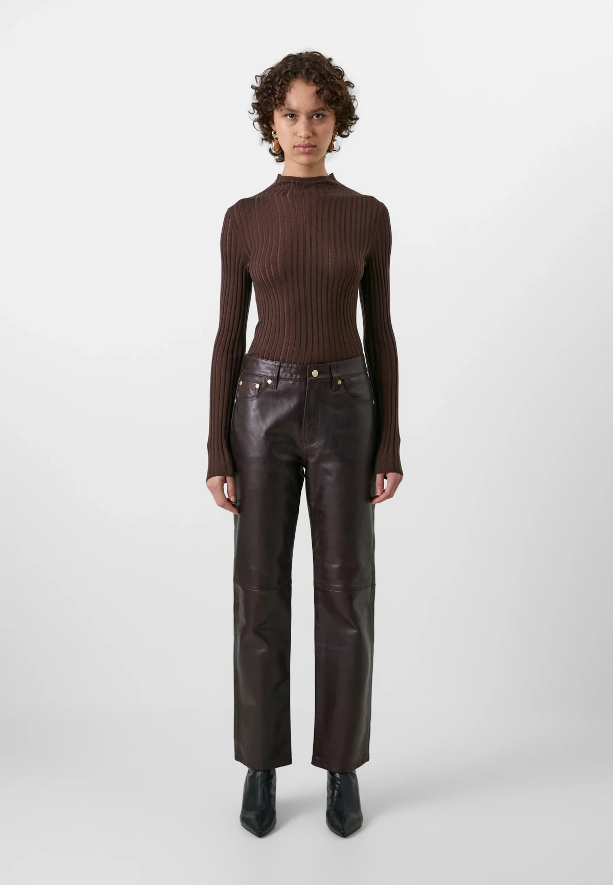 Zbog ovih Bottega Veneta kožnih hlača smo poželjeli smeđi model u svojoj kolekciji