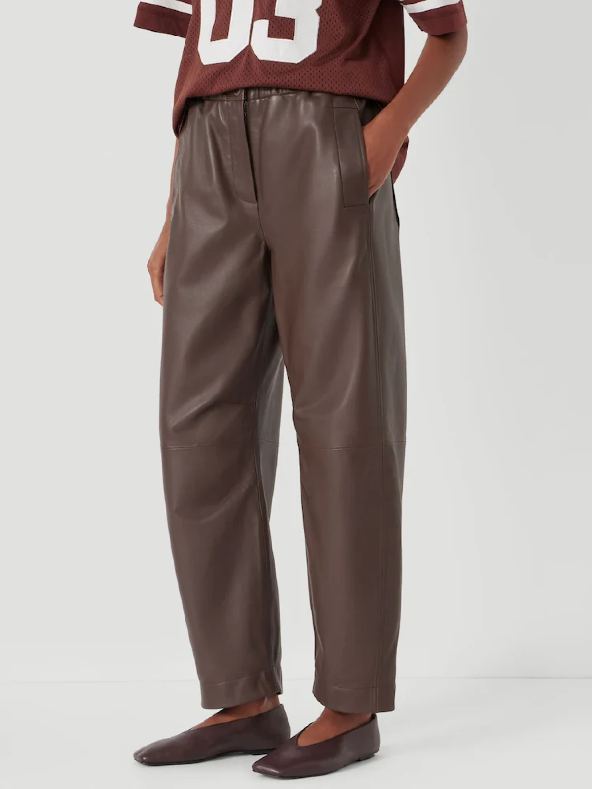 Zbog ovih Bottega Veneta kožnih hlača smo poželjeli smeđi model u svojoj kolekciji