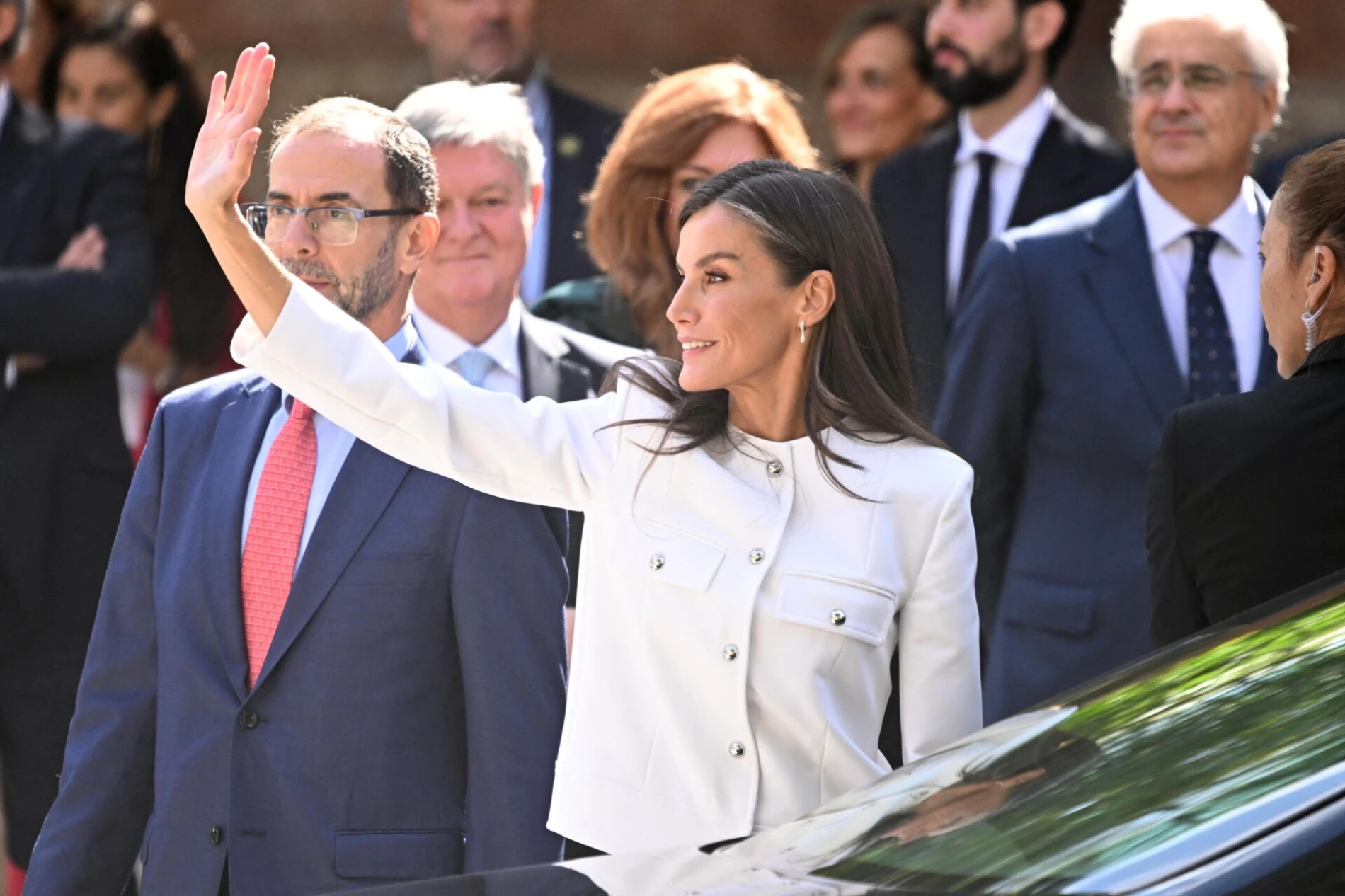 Kraljica Letizia oduševila nas je u bijelom odijelu, koje je ni manje ni više nego iz Manga