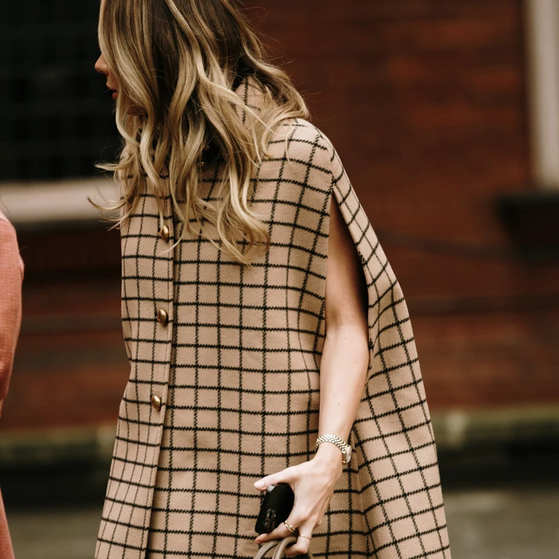 Karirani uzorak polako se uvlači u naše ormare, a mi ga unosimo s ovom COS jaknom