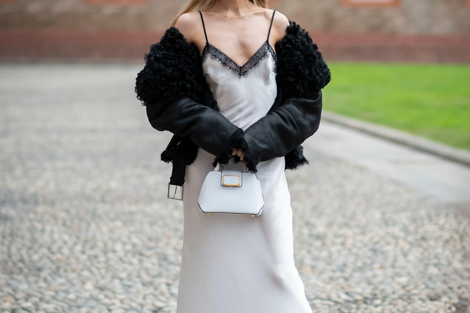 Jesenska garderoba nije potpuna bez romantične, ali i senzualne slip haljine