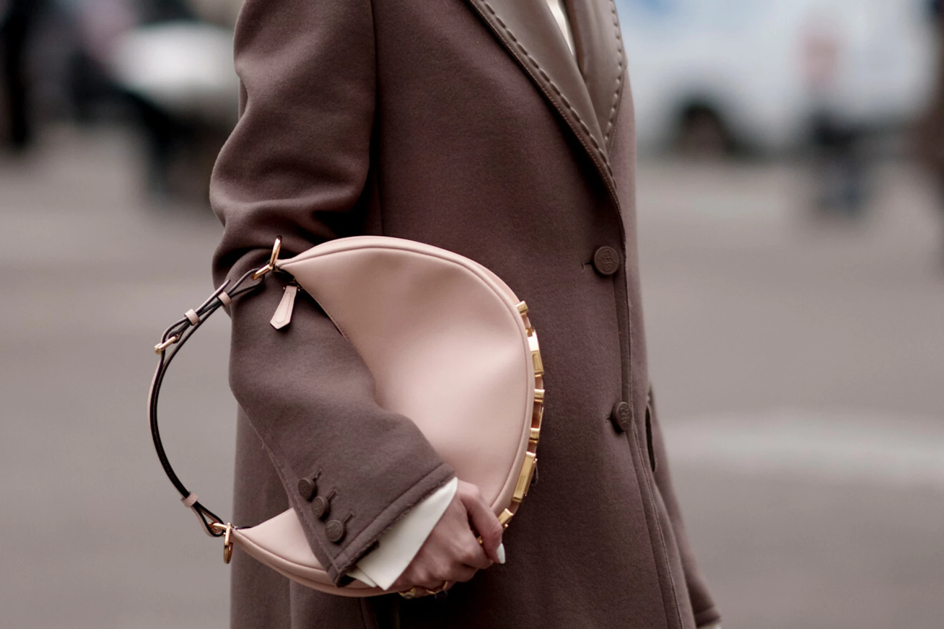 Ne, crni kaput nije najpoželjniji komad ove sezone. Nosi se bogatija boja...