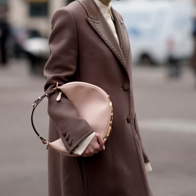 Ne, crni kaput nije najpoželjniji komad ove sezone. Nosi se bogatija boja...