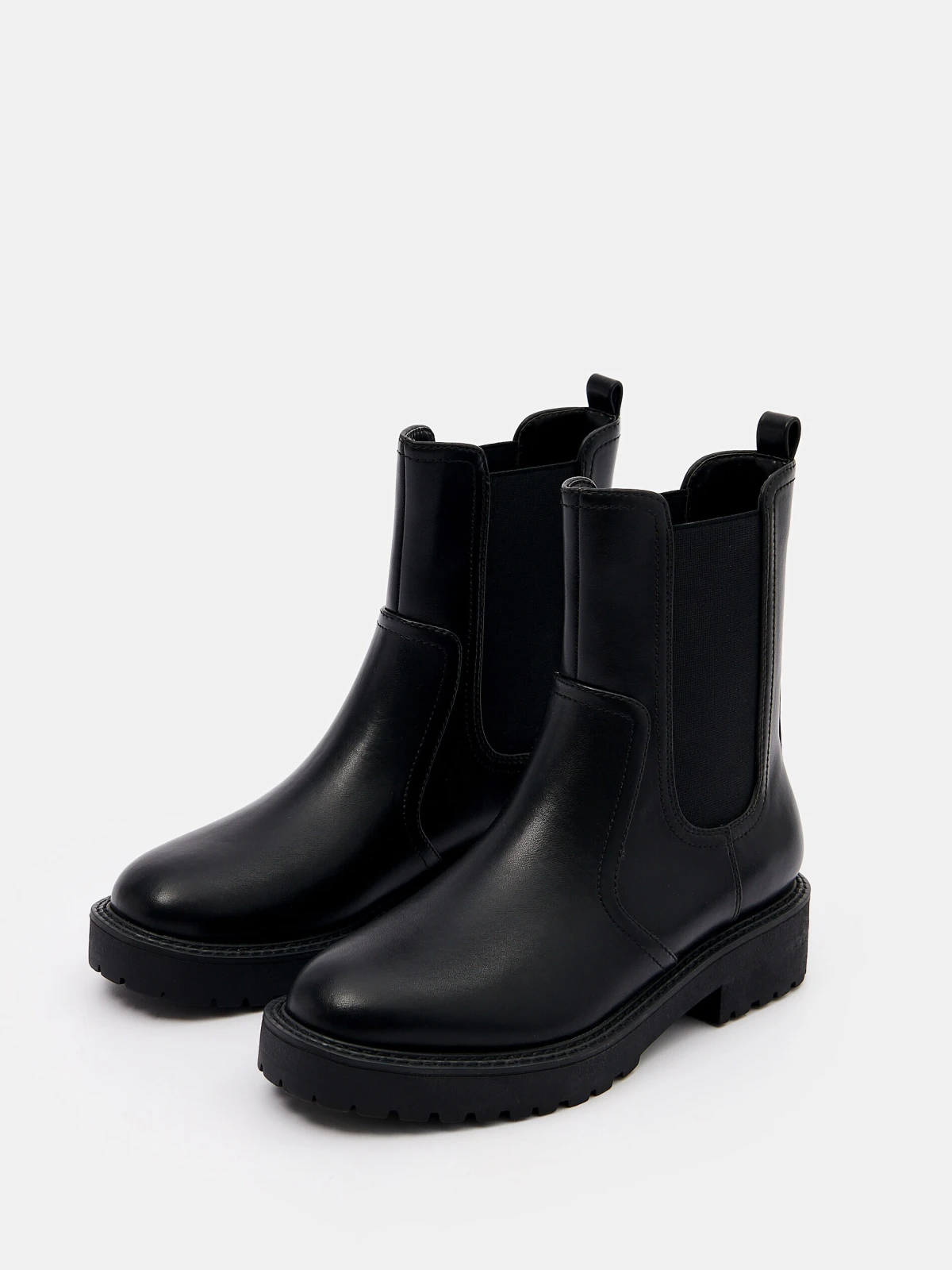 Ravne crne gležnjače su must have komad u ormaru, evo modela do 100 eura