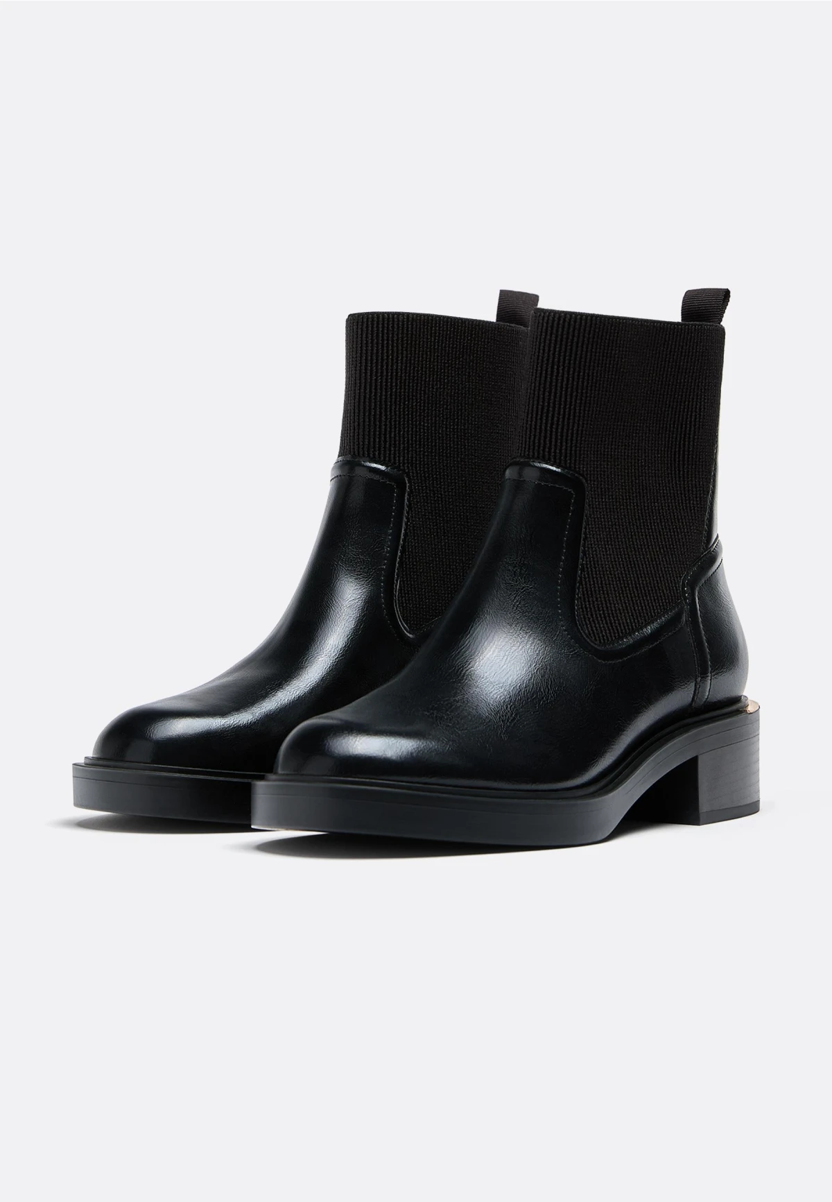 Ravne crne gležnjače su must have komad u ormaru, evo modela do 100 eura